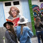 Manuela Carmena fue uno de los motivos escogidos ayer por uno de los cien artistas del certamen de arte urbano «¡Pinta Malasaña!» para decorar el barrio. El grafiti de la imagen está situado en la librería Arrebato de la calle La Palma