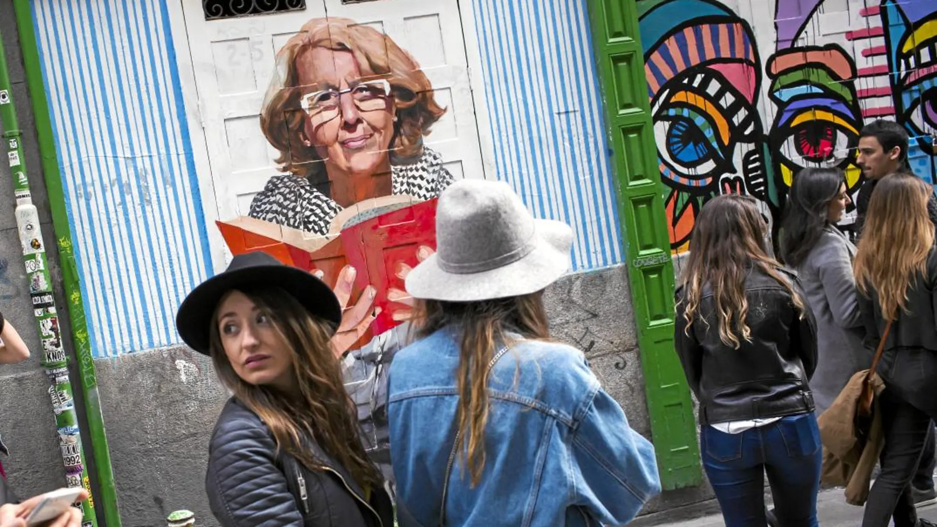 Manuela Carmena fue uno de los motivos escogidos ayer por uno de los cien artistas del certamen de arte urbano «¡Pinta Malasaña!» para decorar el barrio. El grafiti de la imagen está situado en la librería Arrebato de la calle La Palma