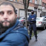 Un policía cierra el paso a una calle del barrio de Molenbeek, cuna de varios de los terroristas que atentaron en París