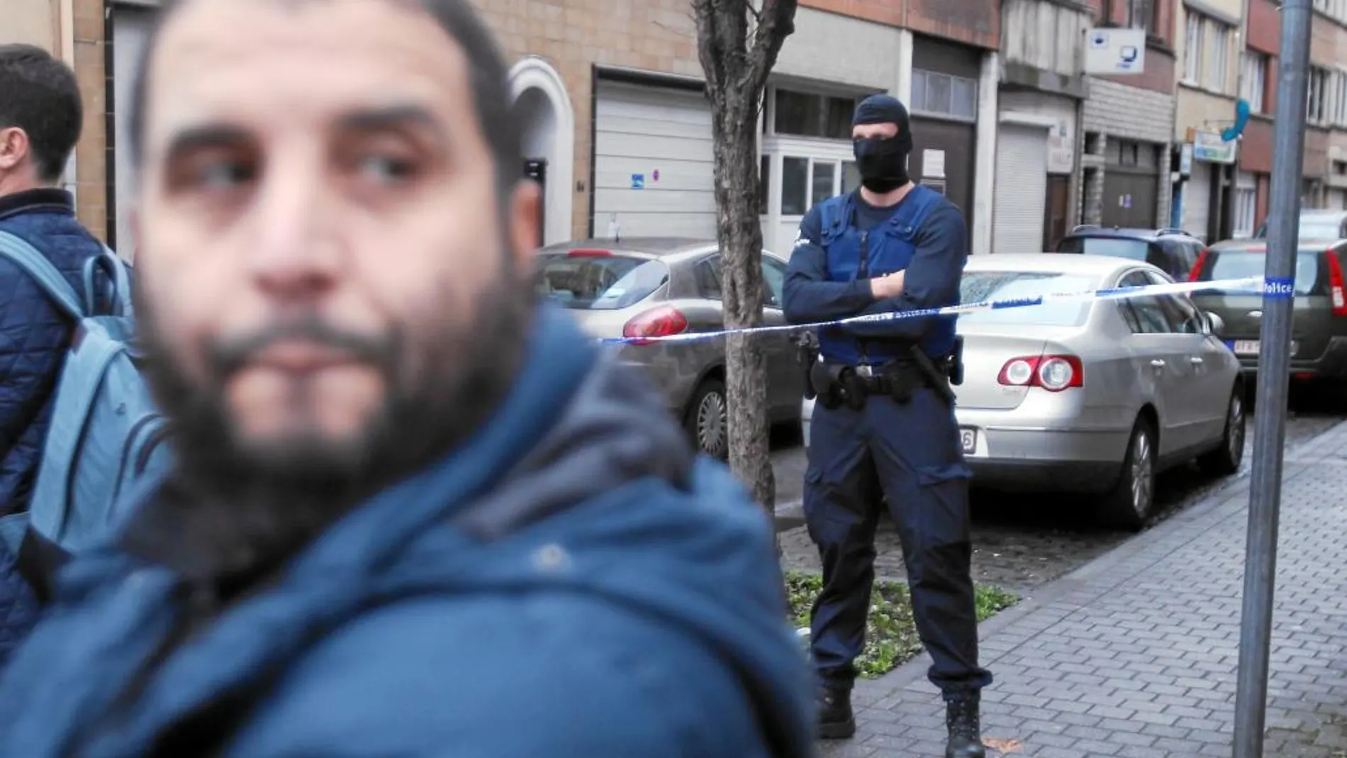 Un policía cierra el paso a una calle del barrio de Molenbeek, cuna de varios de los terroristas que atentaron en París