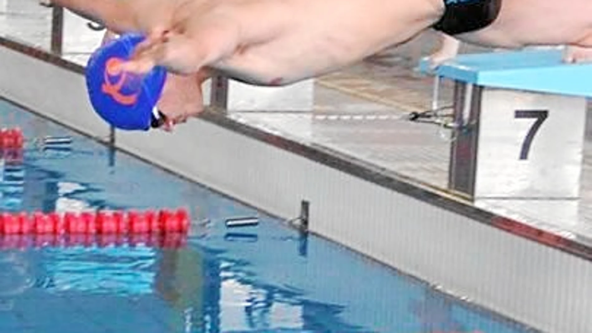Un nadador con discapacidad en una prueba normalizada