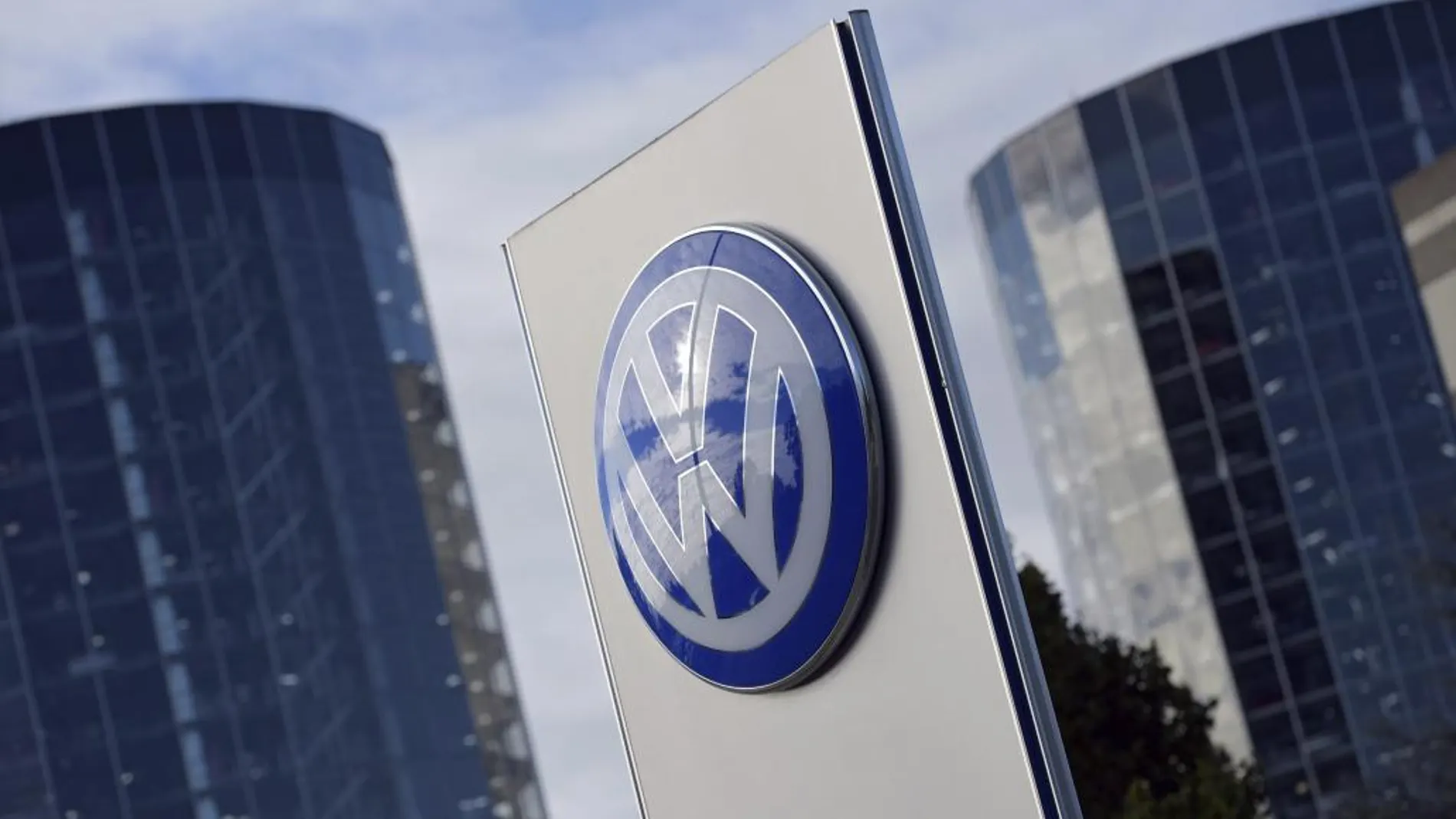 El logotipo de Volkswagen en la ciudad del automóvil en Wolfsburgo (Alemania)