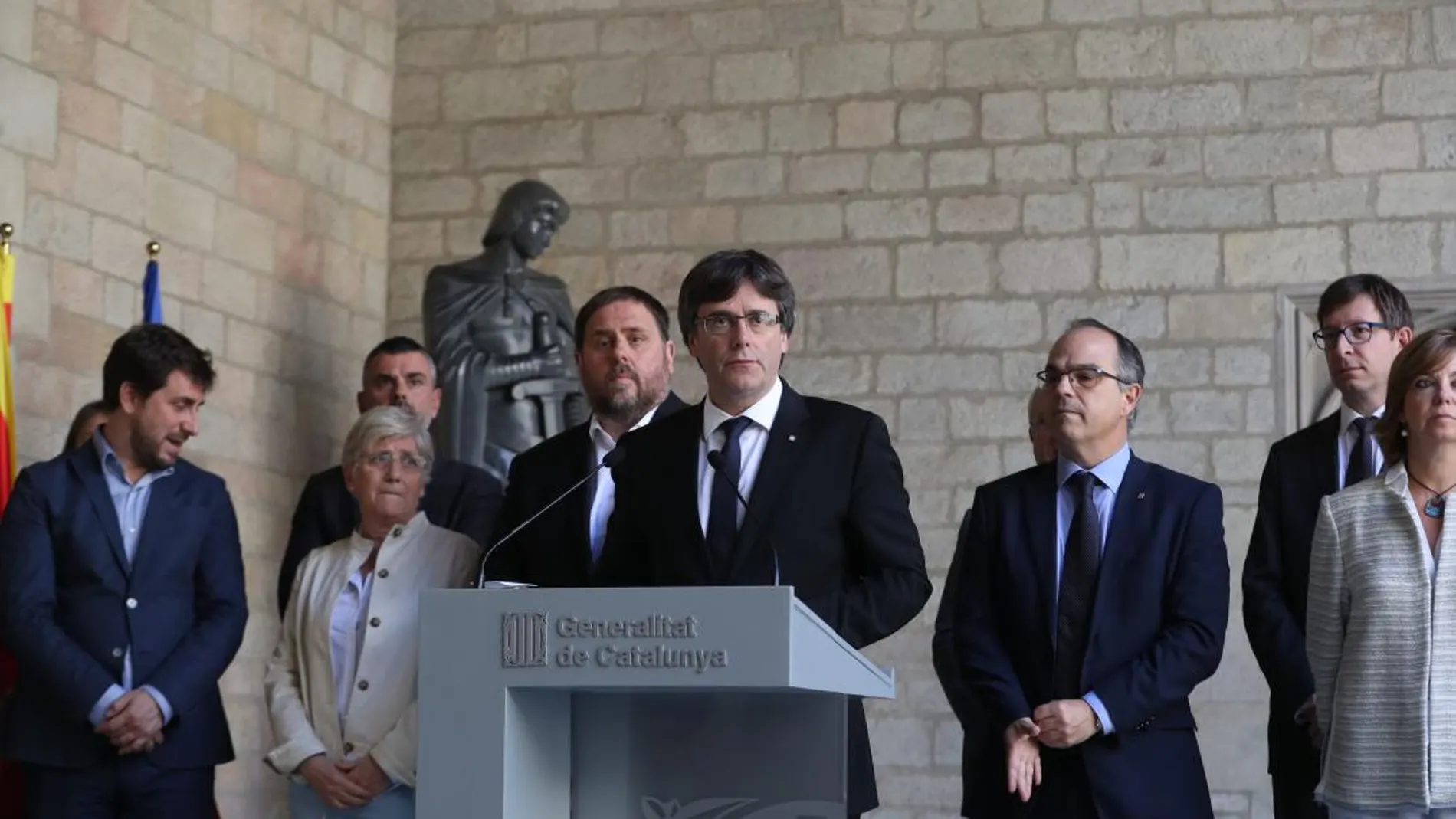 Puigdemont y varios exconsellers durante una rueda de prensa previa al 1-O