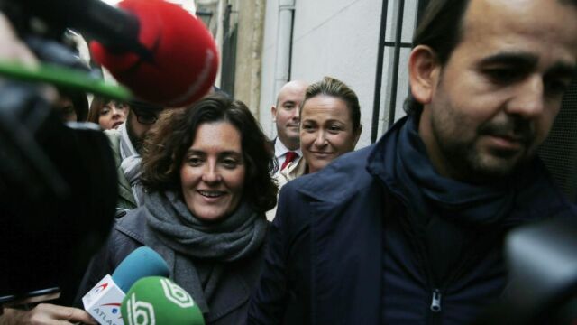Los concejales del PP en el Ayuntamiento de Valencia Alberto Mendoza (d), Lourdes Bernal (2ª d) y Beatriz Simón