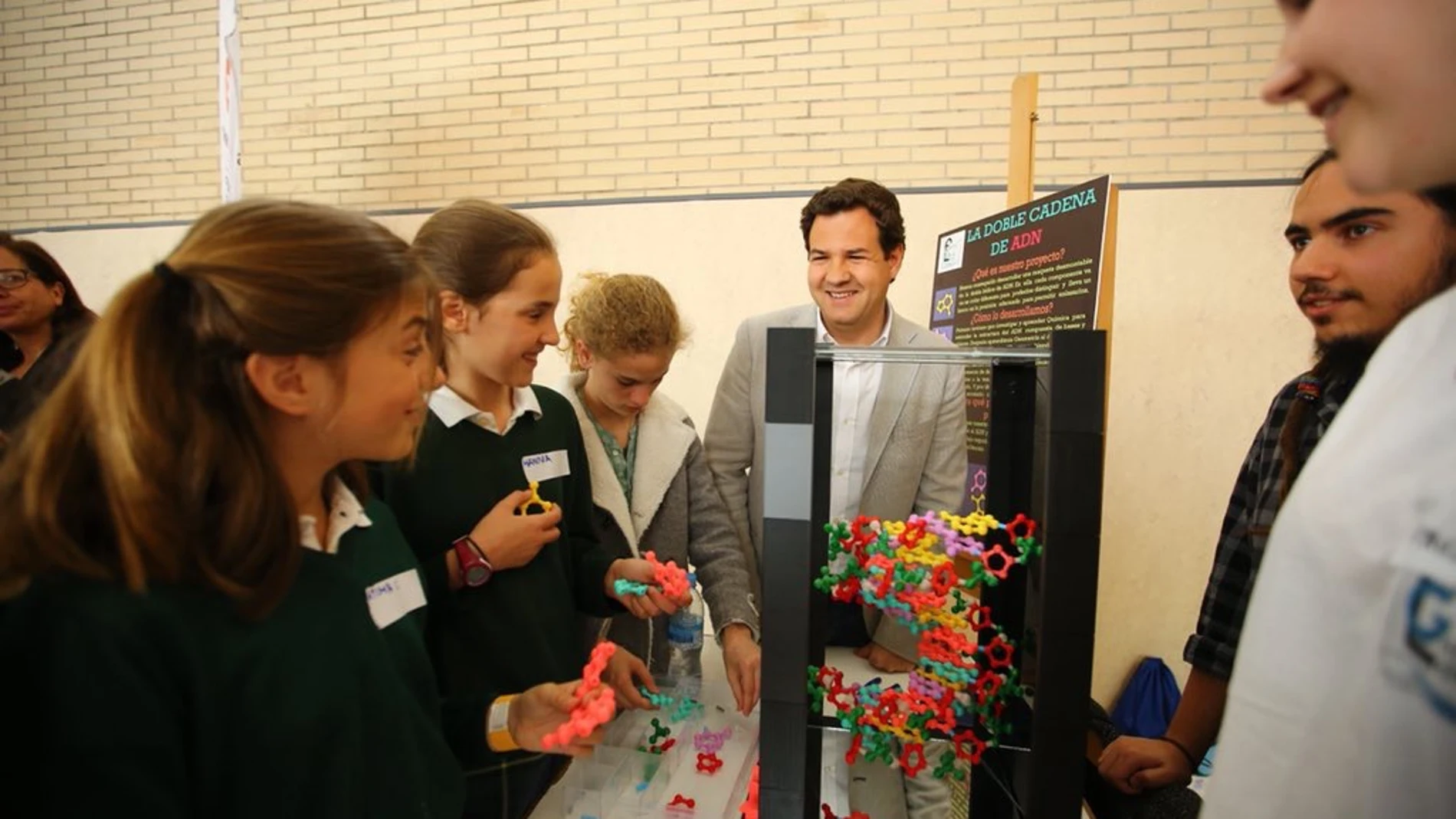 José de la Uz, alcalde de Las Rozas, asiste a la presentación de los inventos del I Torneo Municipal de Robótica Educativa