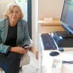 Carmena, en su despacho, en la fotografía que publicó en su perfil de Twitter en su segundo día de trabajo