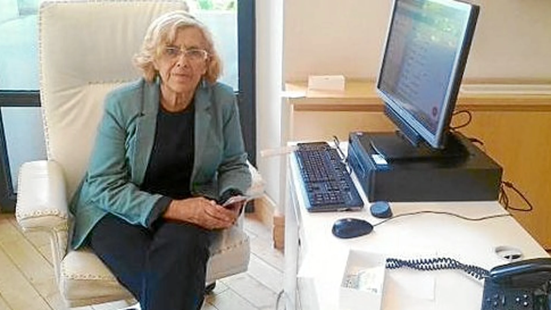 Carmena, en su despacho, en la fotografía que publicó en su perfil de Twitter en su segundo día de trabajo