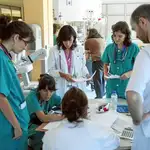  Enfermeros con contratos temporales ven en el extranjero la mejor opción