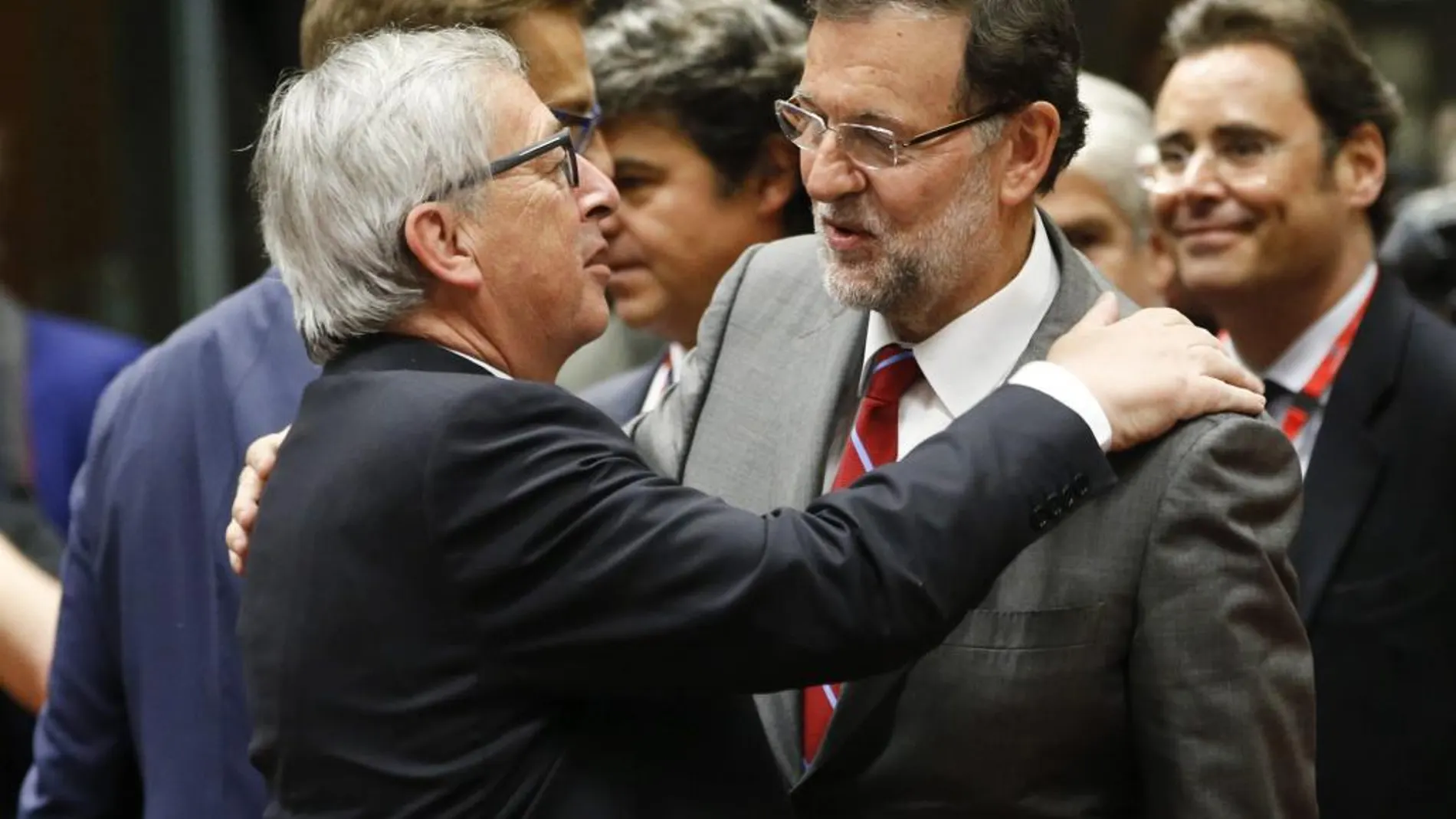 El presidente del Gobierno español, Mariano Rajoy (d), saluda al presidente de la Comisión Europea, Jean-Claude Juncker, a su llegada a la cumbre extraordinaria sobre la inmigración irregular celebrada en Bruselas (Bélgica)