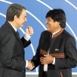 Zapatero saluda al presidente de Bolivia en la inauguración de la cumbre