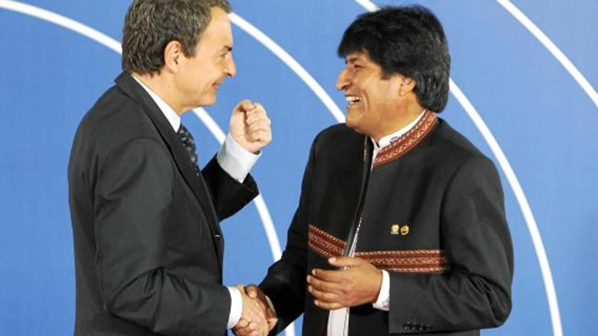 Zapatero saluda al presidente de Bolivia en la inauguración de la cumbre