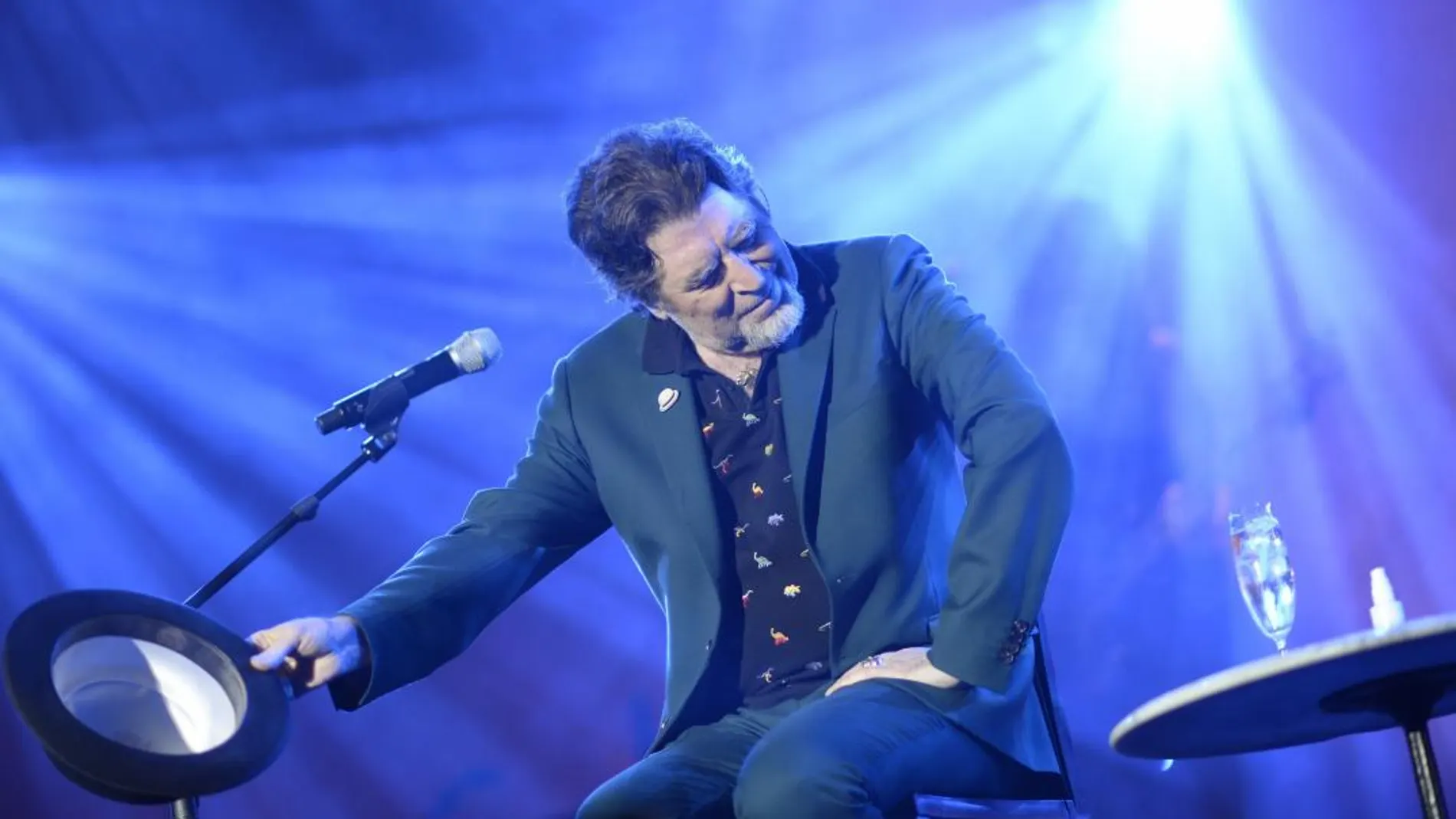El cantante y compositor Joaquín Sabina durante el concierto que ofrece esta noche en Madrid / Efe