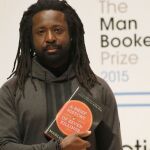 Marlon james, con un ejemplar de su novela premiada, ayer en Londres