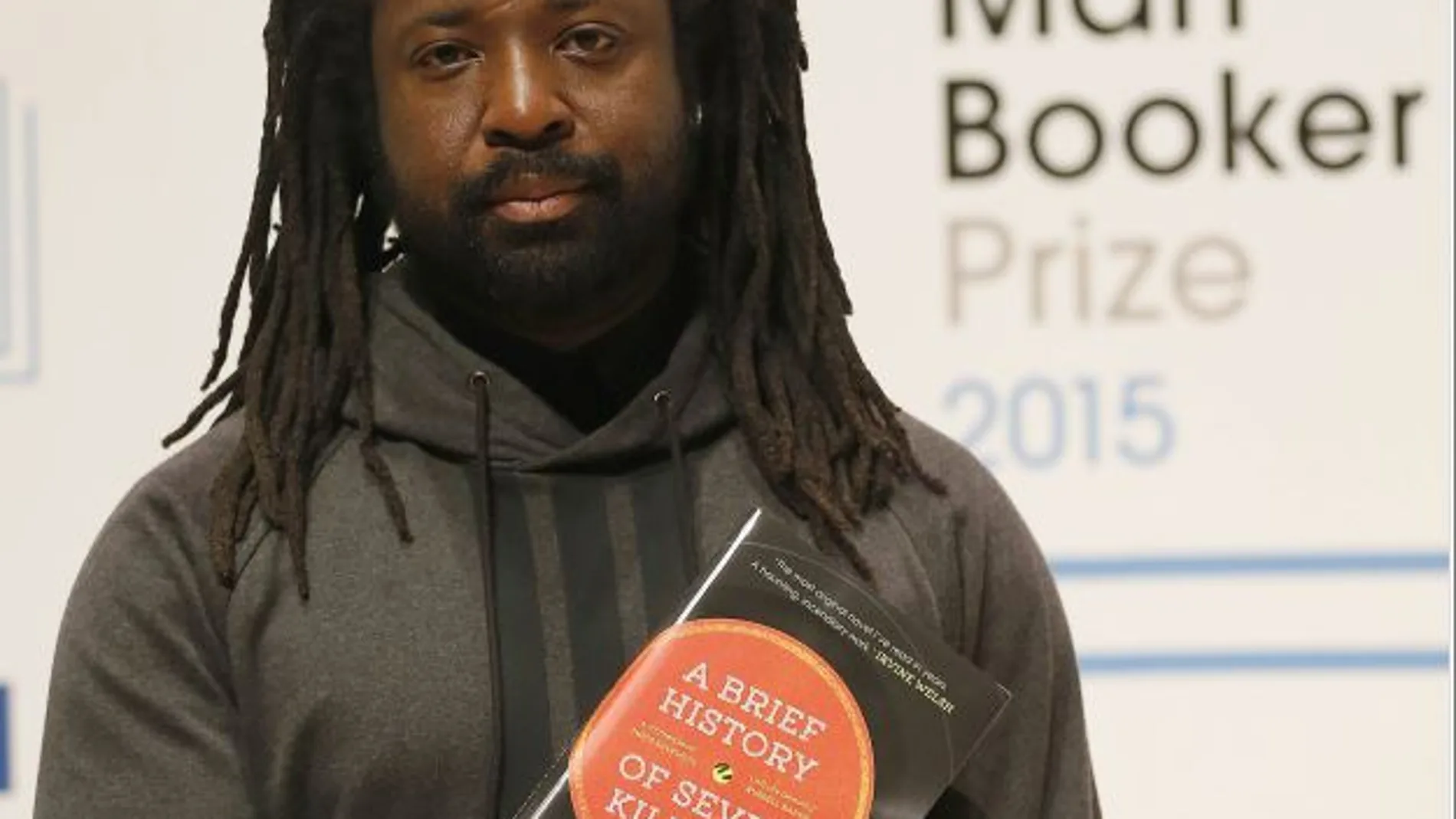 Marlon james, con un ejemplar de su novela premiada, ayer en Londres