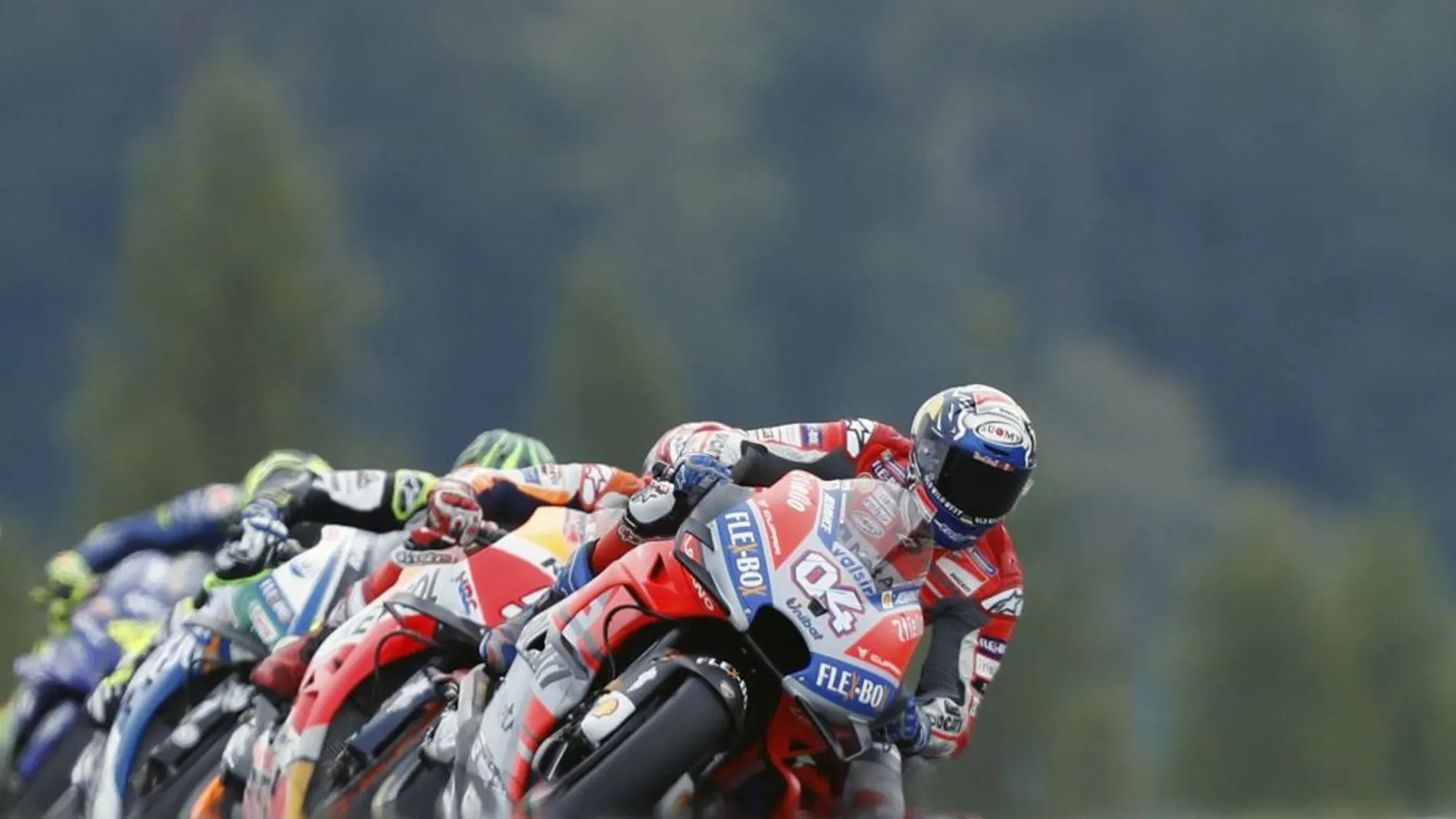 Andrea Dovizioso en cabeza durante el Gran Premio de la República Checa