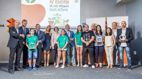 Foto de familia de los colegios galardonados