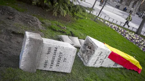 Los operarios municipales derribaron el monolito ante la oposición de varios vecinos. Algunos, pusieron la bandera nacional