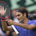El tenista suizo Roger Federer celebra su victoria contra el alemán Florian Mayer tras el partido de cuartos de final del torneo de Halle