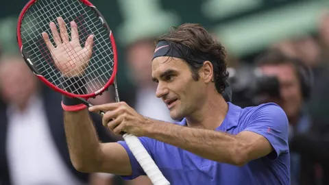 El tenista suizo Roger Federer celebra su victoria contra el alemán Florian Mayer tras el partido de cuartos de final del torneo de Halle