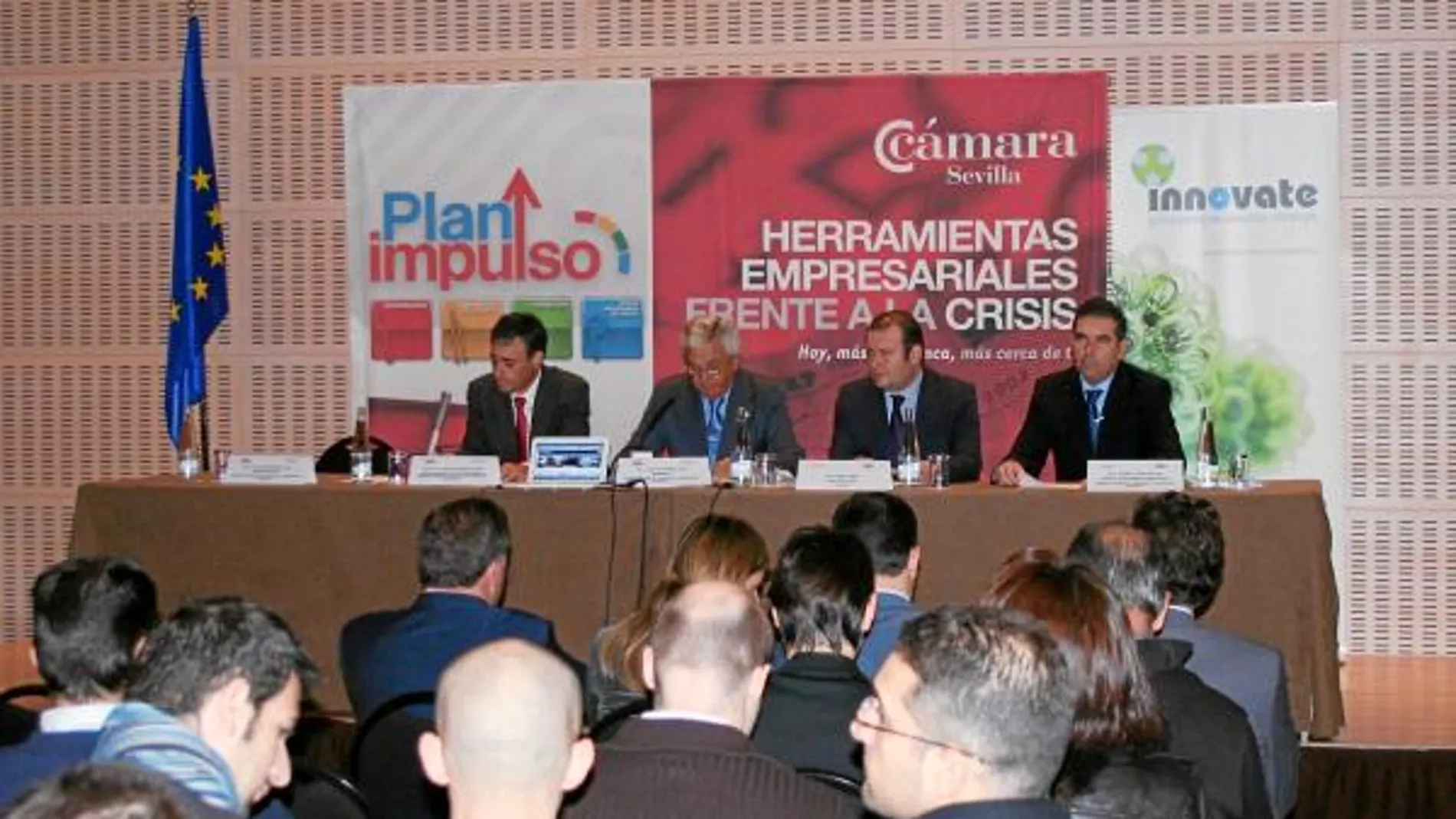 La Cámara de Comercio, que preside Francisco Herrero (2º izq.), es el motor de esta herramienta empresarial frente a la crisis
