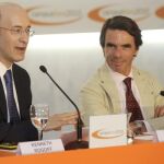 El ex jefe económico del FMI y catedrático de Harvard, Kenneth Rogoff, junto a José María Aznar