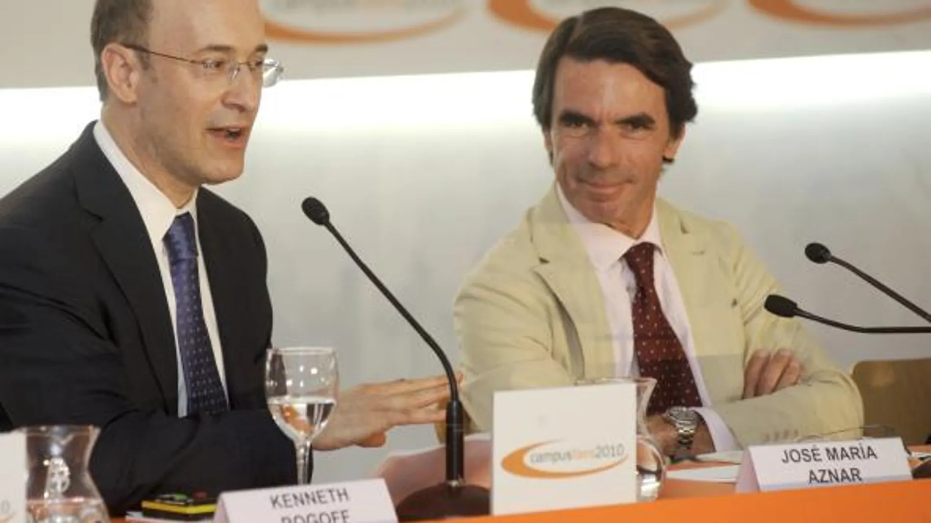 El ex jefe económico del FMI y catedrático de Harvard, Kenneth Rogoff, junto a José María Aznar