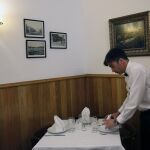 LOCAL CENTENARIO. Una de las mesas del restaurante, que los camareros preparan con esmero para sus célebres comensales, la mayoría, políticos