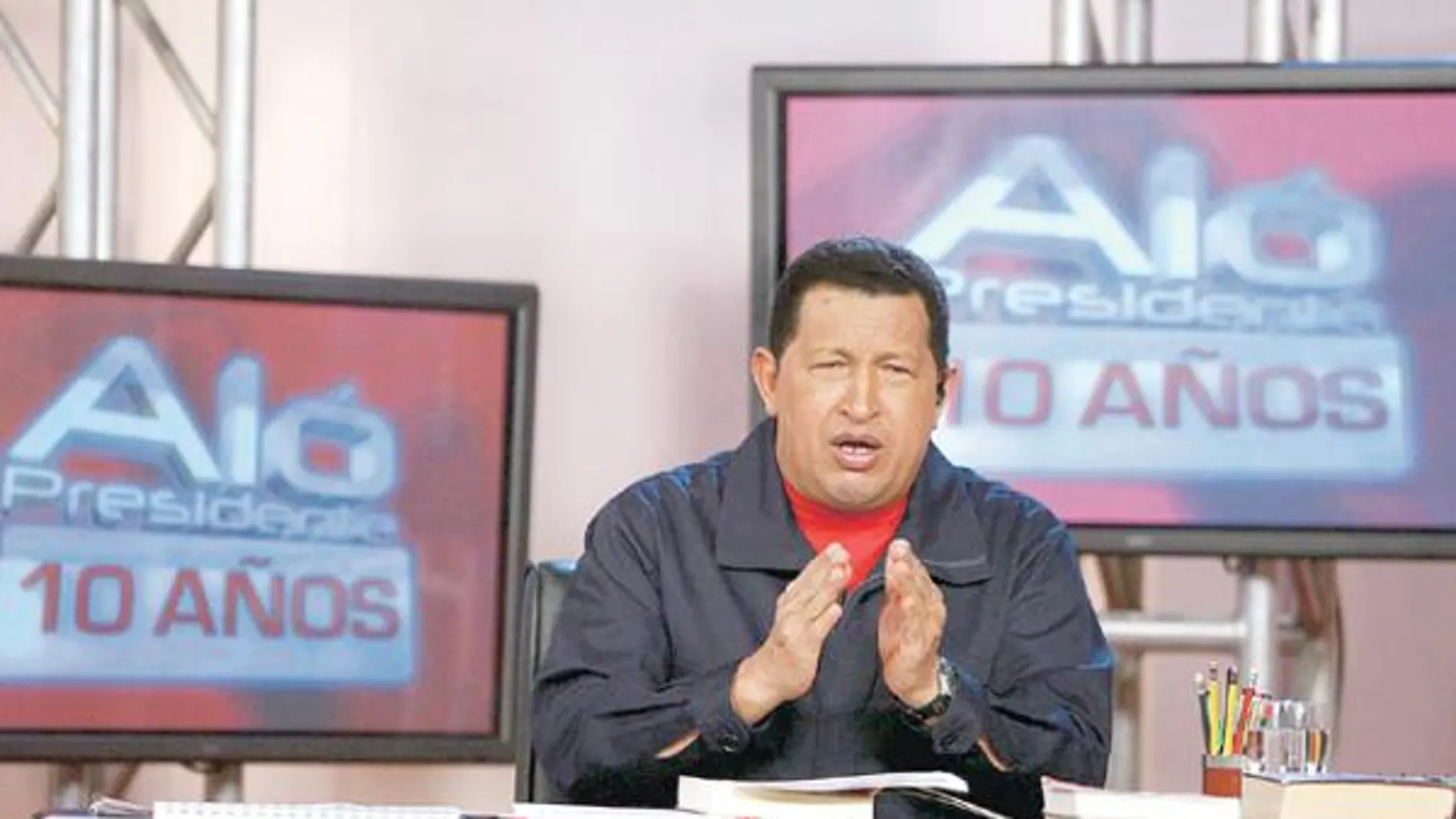 Hugo Chávez gesticula durante el primer día de su maratoniano «Aló, presidente», que se extenderá hasta el domingo