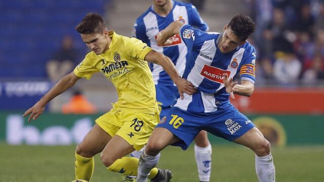 El centrocampista del Villarreal Denis Suarez (i) con el balón ante el defensa del Espanyol Javier López Rodríguez.