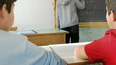 El Consejo Escolar del Estado cree que cada centro debe decidir sobre los crucifijos. En la imagen, un clase impartida en un aula con una cruz