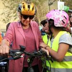 La alcaldesa de Madrid, Manuela Carmena promocionando el uso de la bicicleta