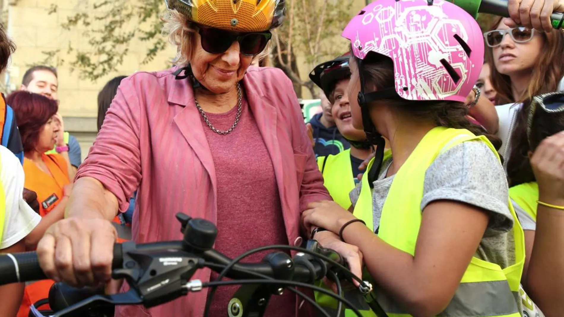La alcaldesa de Madrid, Manuela Carmena promocionando el uso de la bicicleta