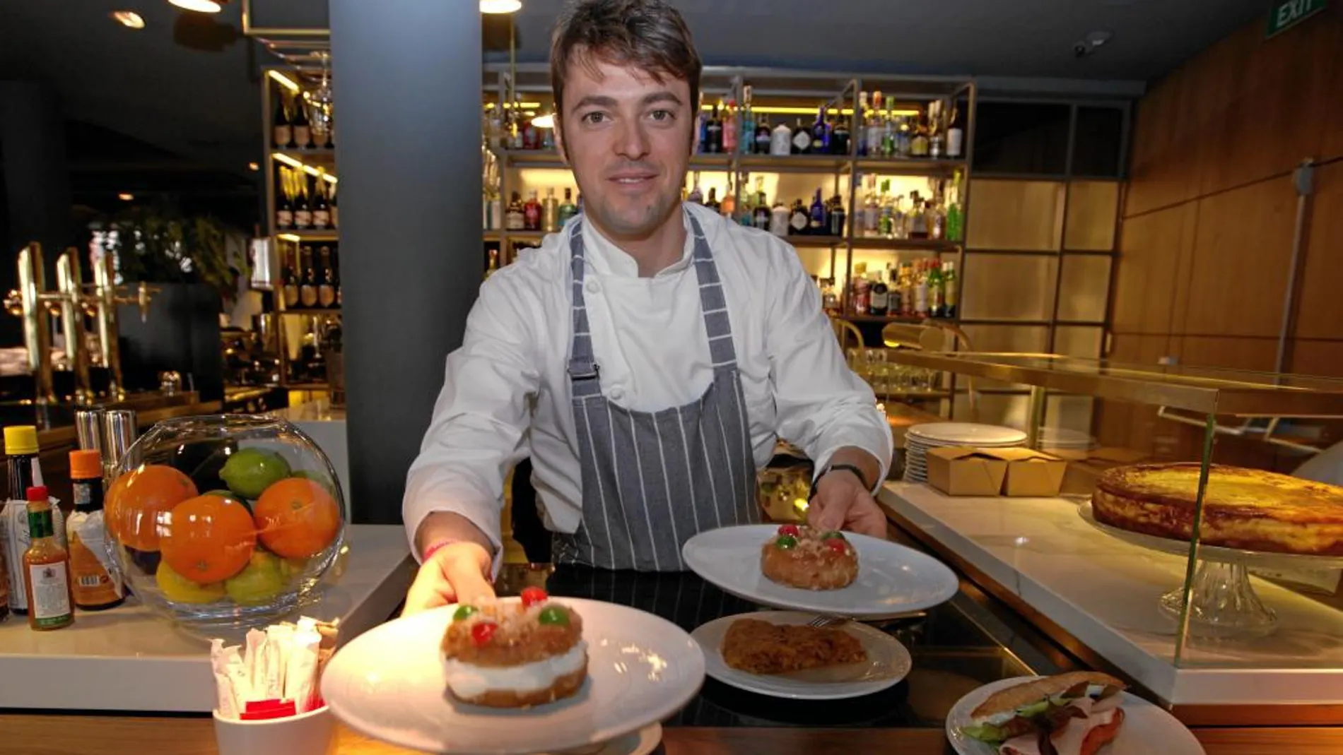 Jesús Alonso muestra algunos bocados que componen los desayunos que elabora a diario en su local de Gran Vía