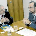 El consejero de Universidades y Empresa, Salvador Marín (derecha)