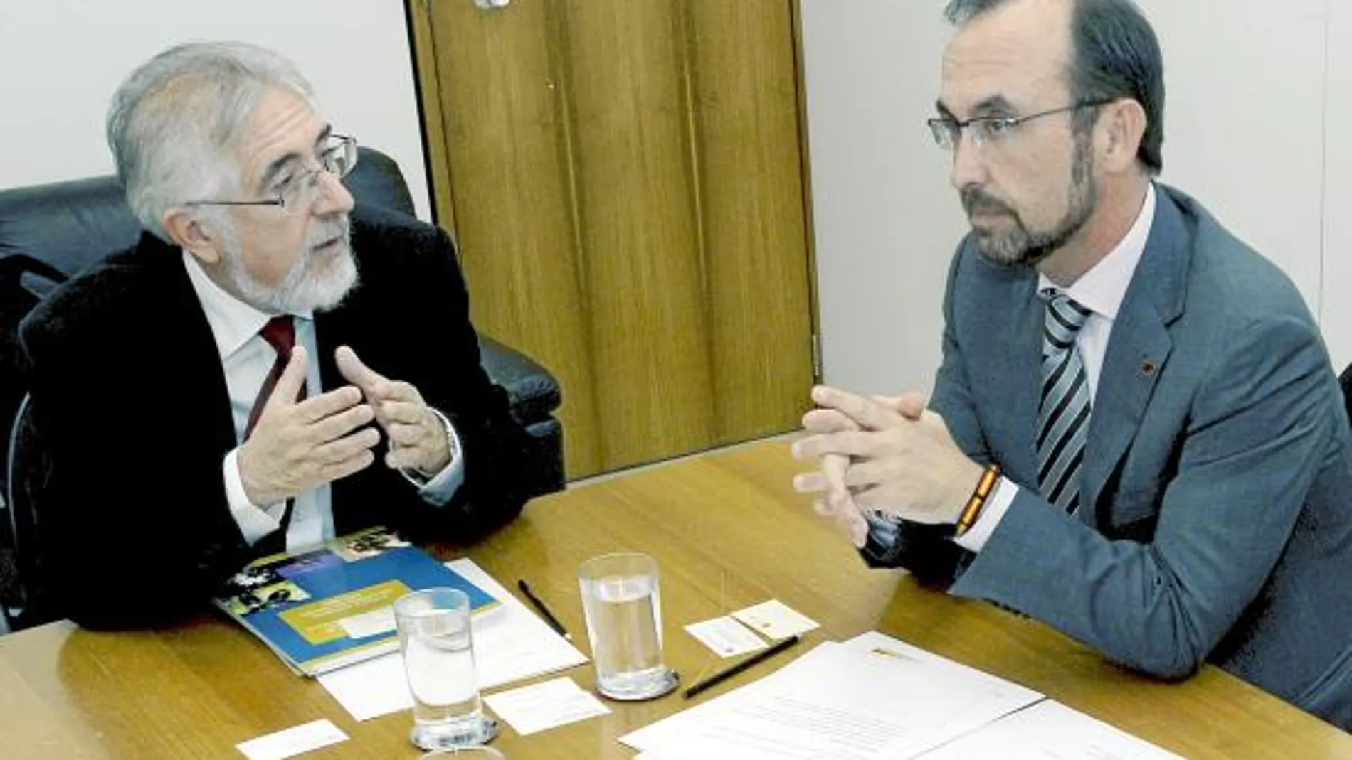 El consejero de Universidades y Empresa, Salvador Marín (derecha)