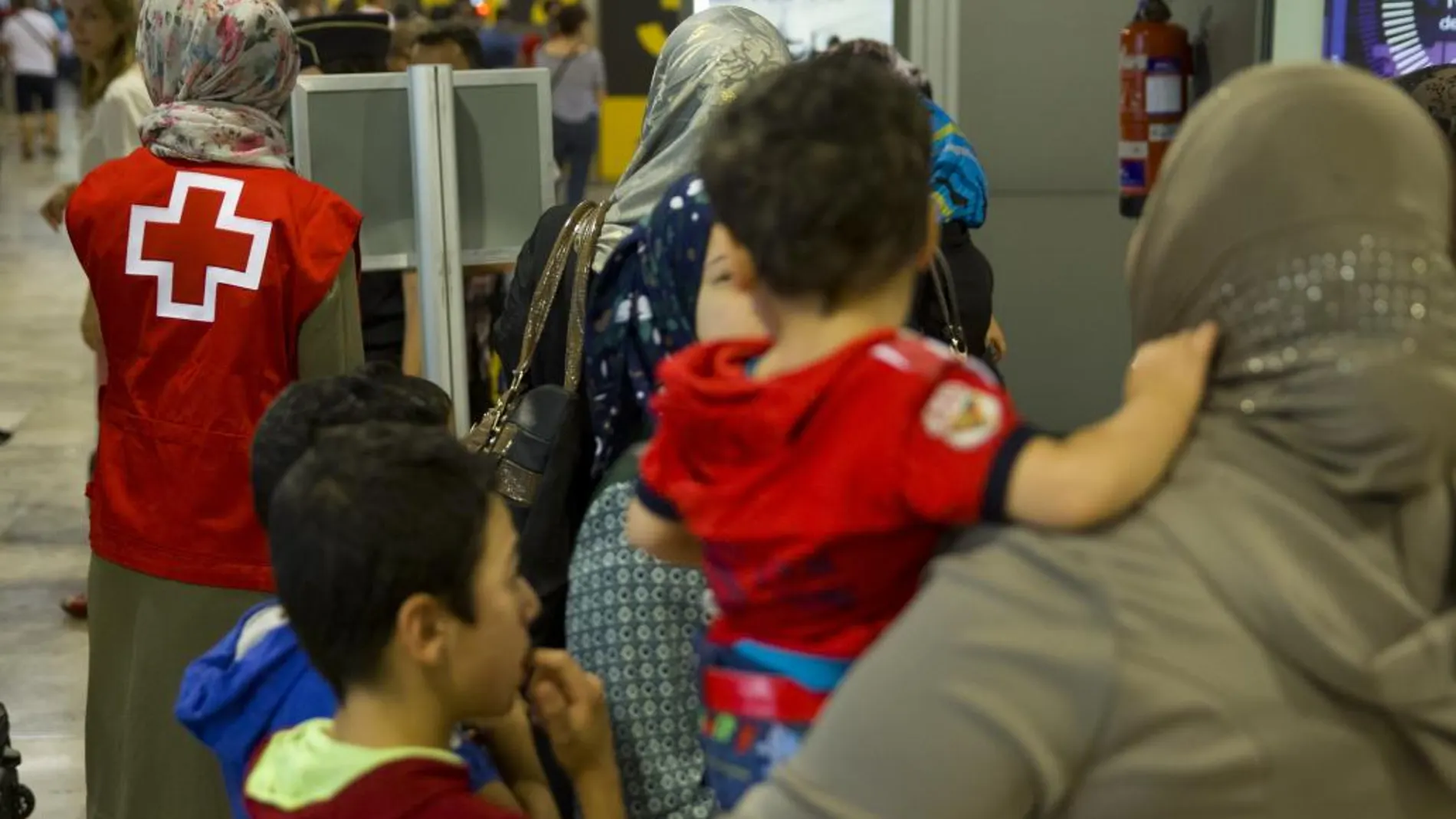 Los refugiados a su llegada al aeropuerto de Barajas