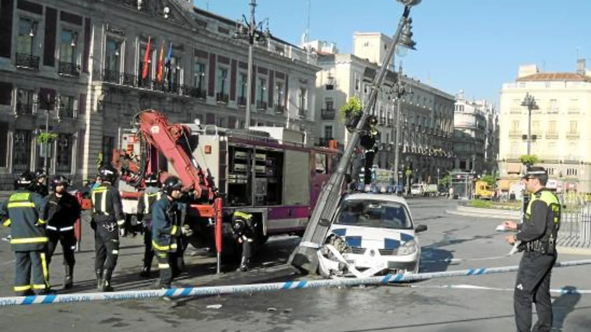 La Policía choca contra una farola en Sol