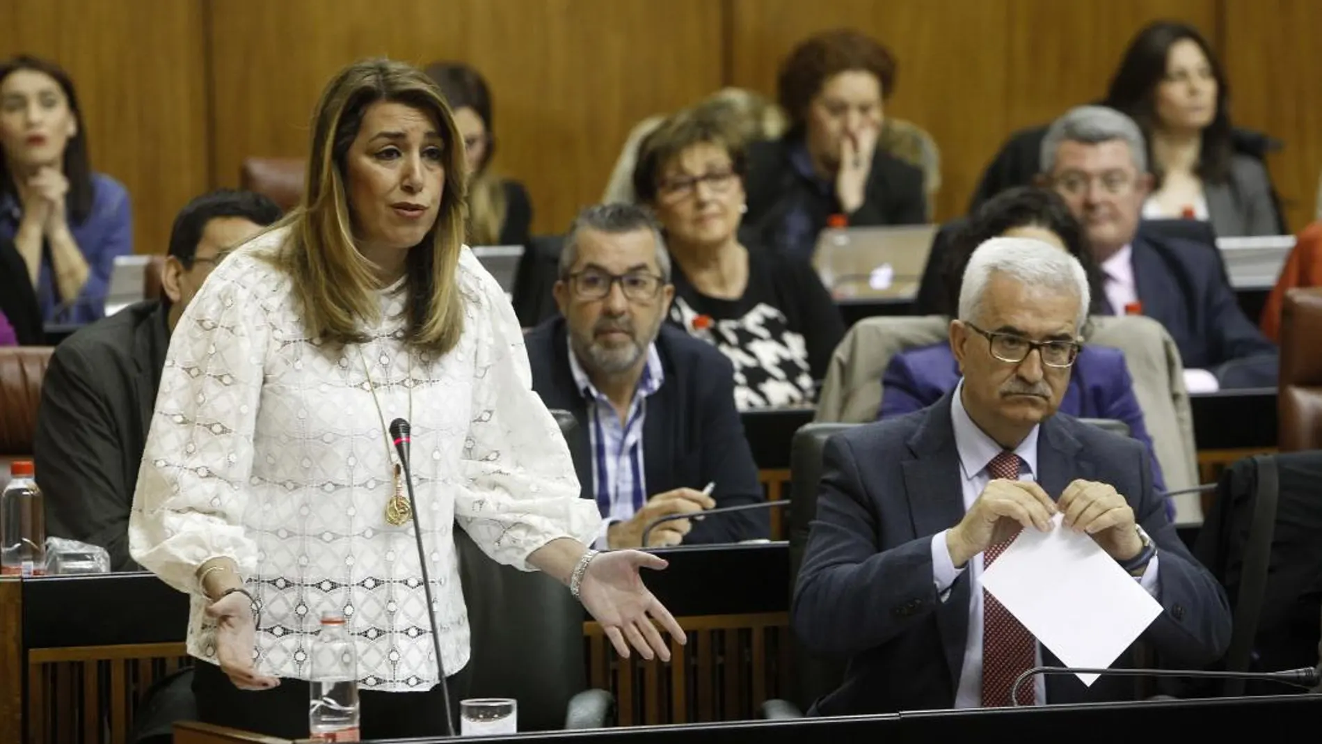Susana Díaz, junto al vicepresidente Manuel Jiménez Barrios, ayer en el Pleno del Parlamento