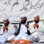 Un grupo de talibanes muestran su respetos al fallecido mulá Omar en la ciudad paquistaní de Queta