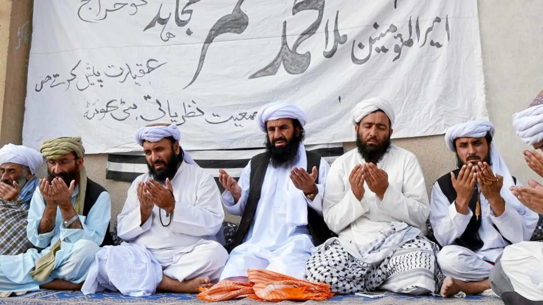 Un grupo de talibanes muestran su respetos al fallecido mulá Omar en la ciudad paquistaní de Queta