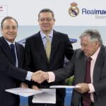 El presidente del Real Madrid, Florentino Pérez, junto al alcalde de Madrid, Alberto Ruiz Gallardón, y el presidente de Madrid Espacios y Congresos, Luis Blázquez, durante el acto de firma de un acuerdo