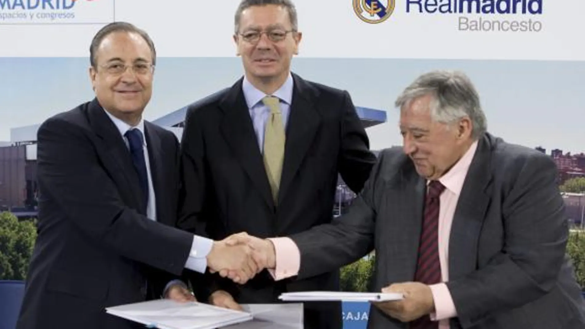 El presidente del Real Madrid, Florentino Pérez, junto al alcalde de Madrid, Alberto Ruiz Gallardón, y el presidente de Madrid Espacios y Congresos, Luis Blázquez, durante el acto de firma de un acuerdo