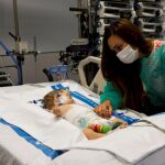 Vanesa cuida a su hija Roma tras recibir el trasplante