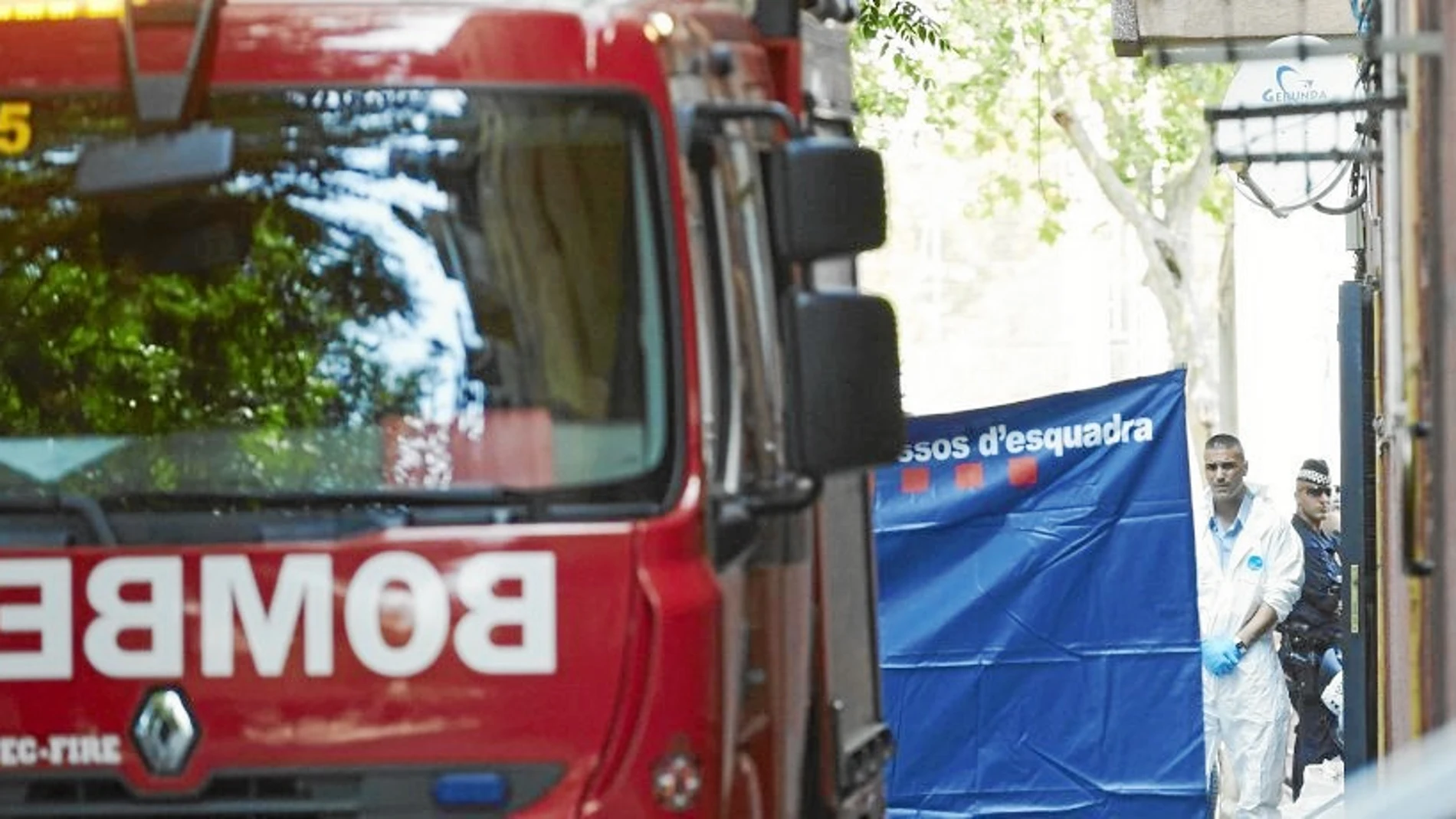 Los Bomberos de la Generalitat y los de Barcelona han trabajado en el incendio