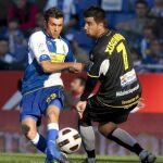 El centrocampista argentino, Jesús Datolo (i), y el delantero del Levante Xisco Nadal (d), pugnan por el balón durante el partido