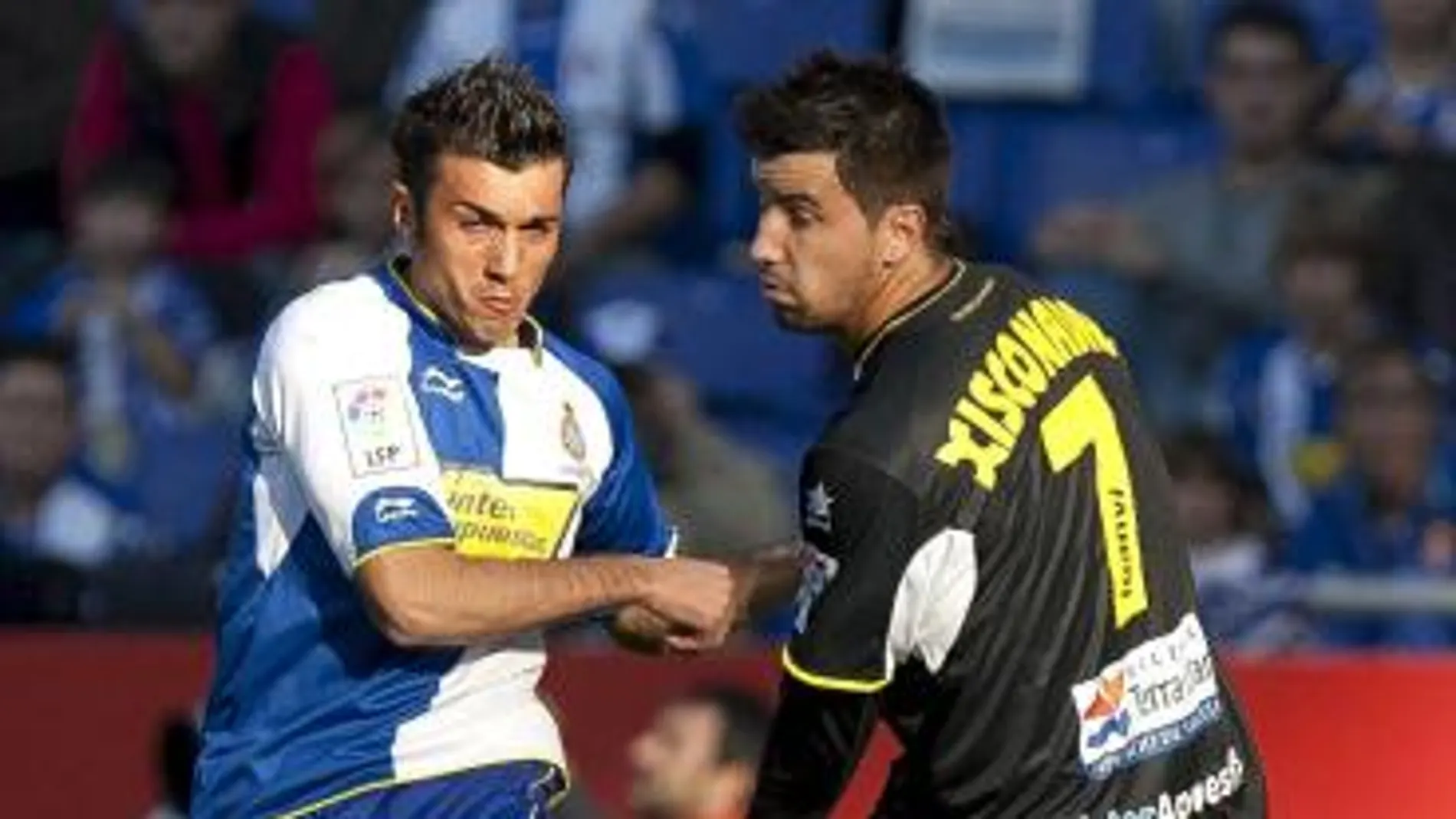 El centrocampista argentino, Jesús Datolo (i), y el delantero del Levante Xisco Nadal (d), pugnan por el balón durante el partido