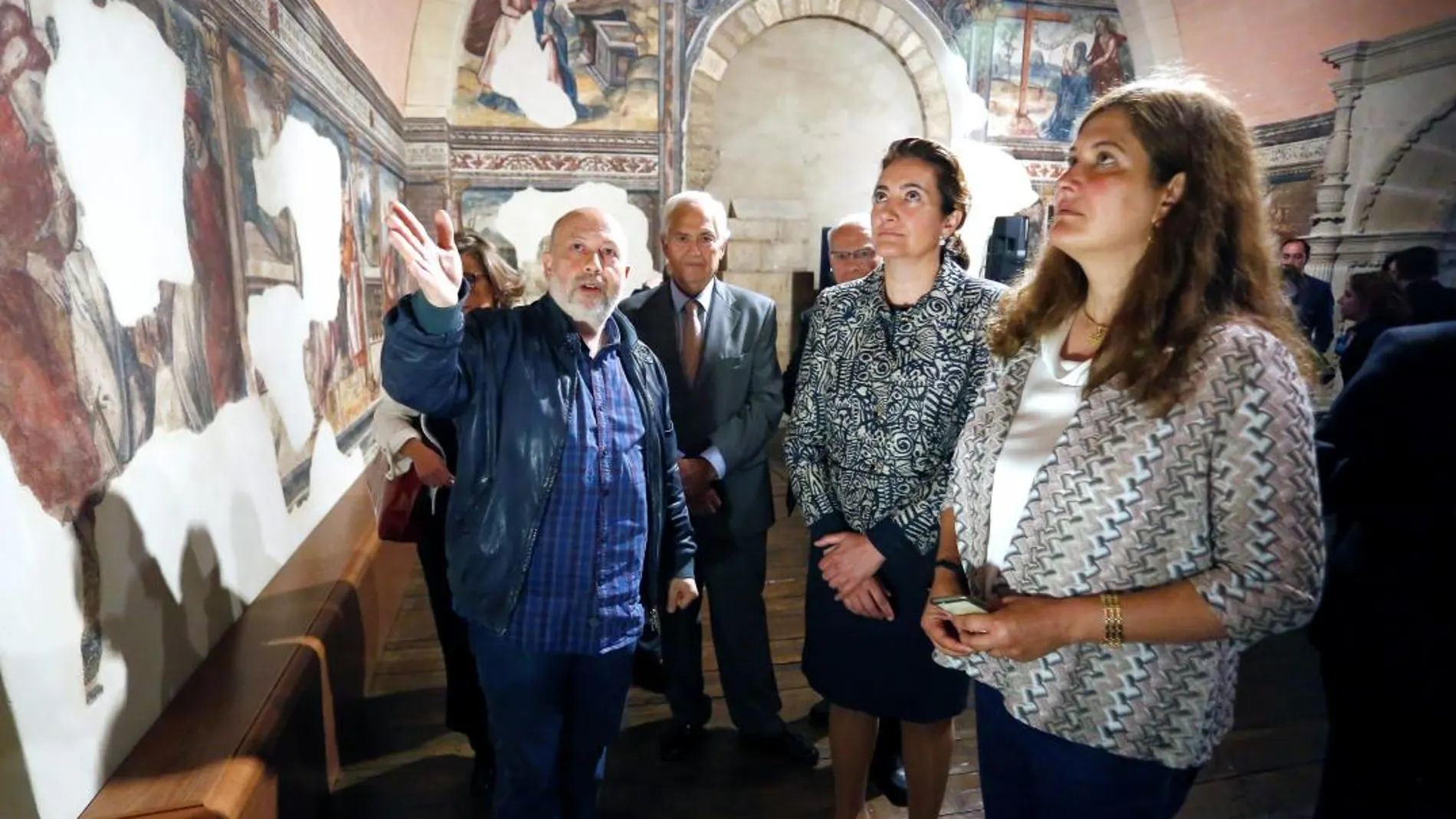 La consejera de Cultura y Turismo, María Josefa García-Cirac, contempla los murales de la Cámara de Doña Sancha en la Colegiata de San Isidoro de León