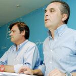 Eloy Carmona y Juan Bueno, durante la rueda de prensa de ayer en la sede del PP de Sevilla