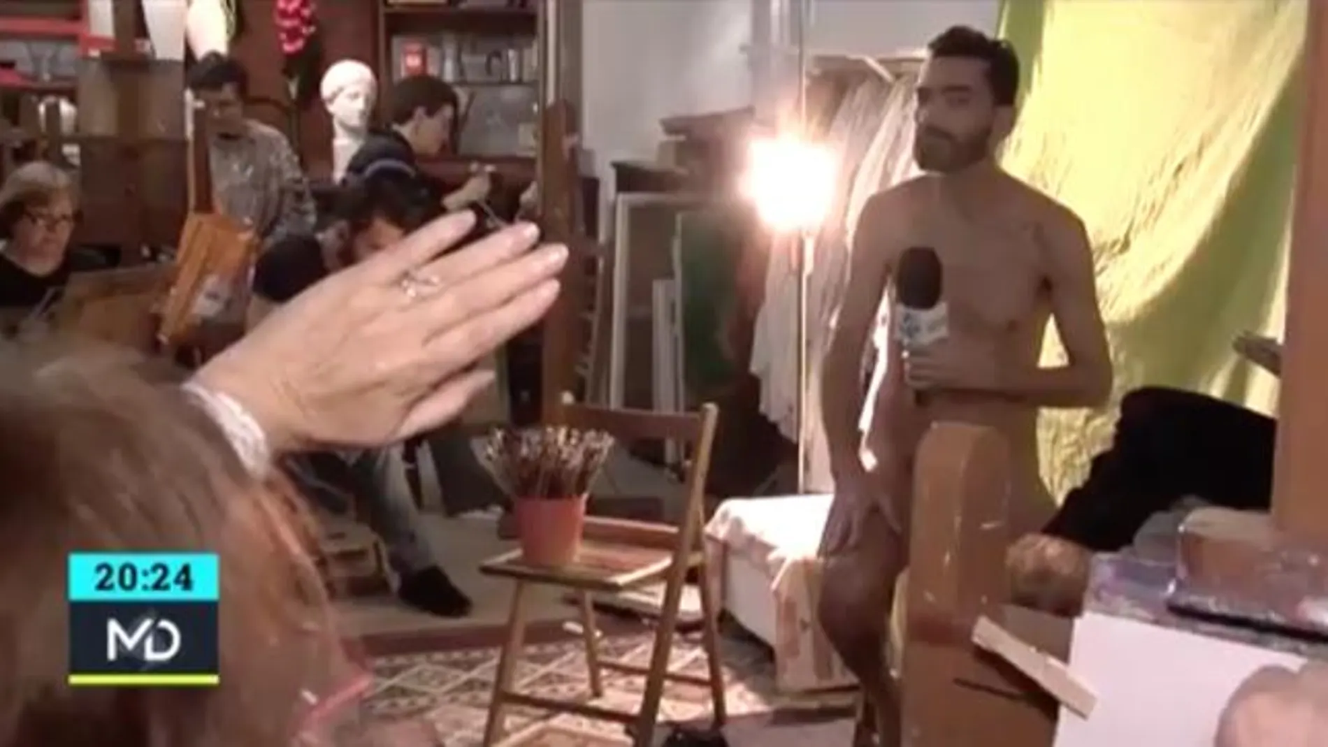 Desnudo integral de un periodista de Telemadrid para un reportaje