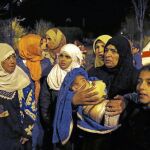 El grito de Madaya. Mujeres se acercan a los camiones de MSF para conseguir alimentos